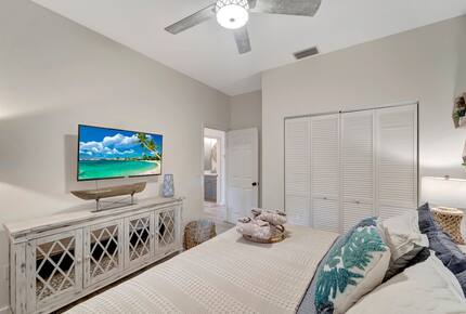 Tropical Hideaway Steps from Sarasota Bay - Sarasota, Florida