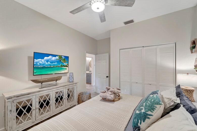 Tropical Hideaway Steps from Sarasota Bay - Sarasota, Florida