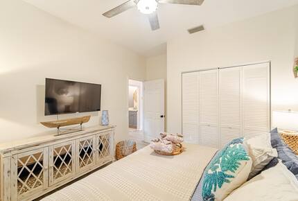 Tropical Hideaway Steps from Sarasota Bay - Sarasota, Florida