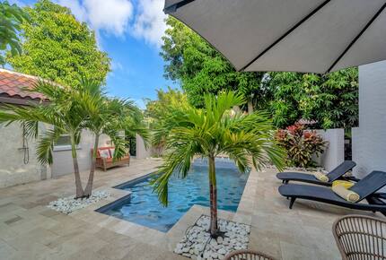 Tropical Hideaway Steps from Sarasota Bay - Sarasota, Florida