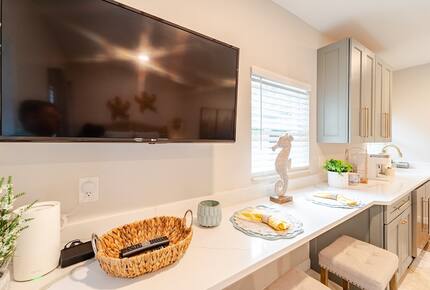 Tropical Hideaway Steps from Sarasota Bay - Sarasota, Florida