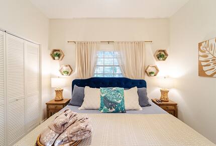 Tropical Hideaway Steps from Sarasota Bay - Sarasota, Florida