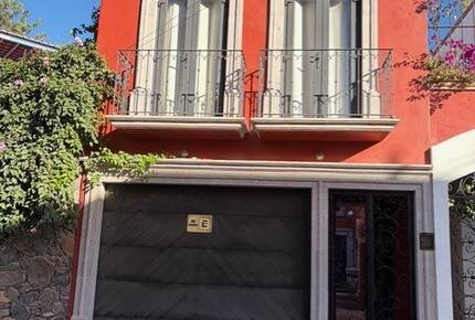 Terracotta Haven with Rooftop Fire Lounge & Courtyard Living - San Miguel de Allende, Mexico