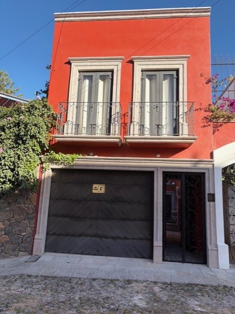Terracotta Haven with Rooftop Fire Lounge & Courtyard Living - San Miguel de Allende, Mexico