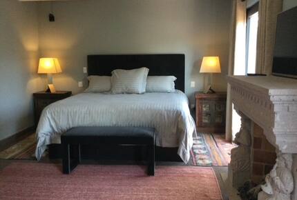 Terracotta Haven with Rooftop Fire Lounge & Courtyard Living - San Miguel de Allende, Mexico