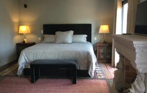 Terracotta Haven with Rooftop Fire Lounge & Courtyard Living - San Miguel de Allende, Mexico