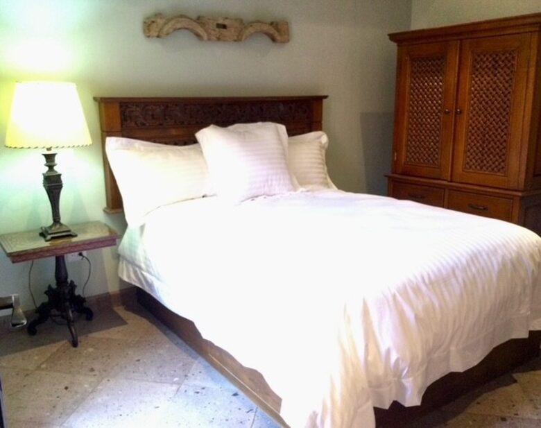 Terracotta Haven with Rooftop Fire Lounge & Courtyard Living - San Miguel de Allende, Mexico