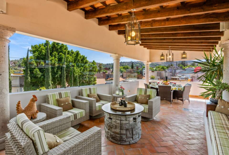 Terracotta Haven with Rooftop Fire Lounge & Courtyard Living - San Miguel de Allende, Mexico