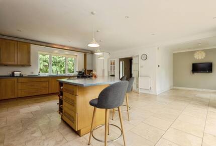 A Gracious Family Home in a Prestigious Semi-Rural Setting - Farnham, United Kingdom