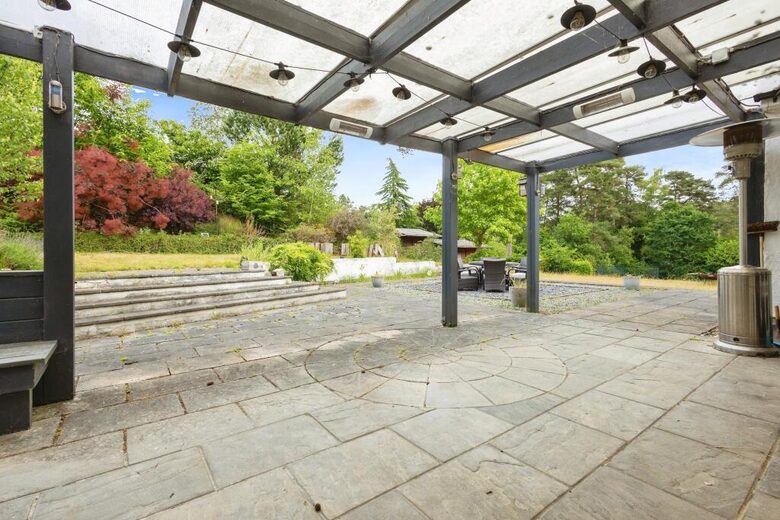 A Gracious Family Home in a Prestigious Semi-Rural Setting - Farnham, United Kingdom