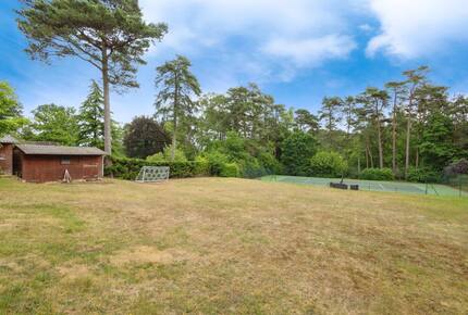 A Gracious Family Home in a Prestigious Semi-Rural Setting - Farnham, United Kingdom