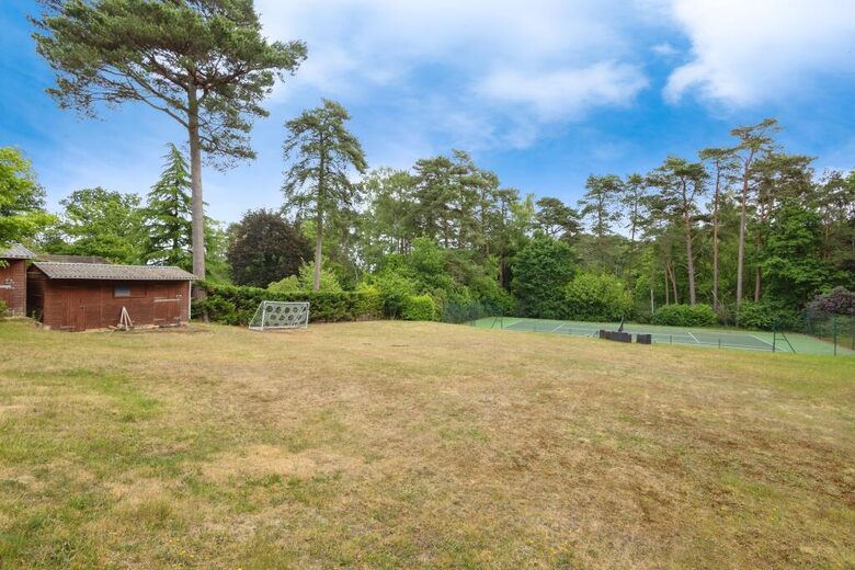 A Gracious Family Home in a Prestigious Semi-Rural Setting - Farnham, United Kingdom