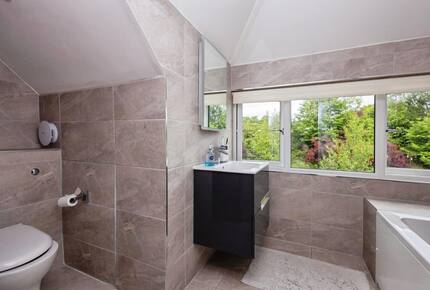 A Gracious Family Home in a Prestigious Semi-Rural Setting - Farnham, United Kingdom