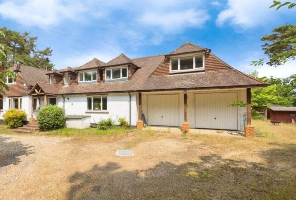 A Gracious Family Home in a Prestigious Semi-Rural Setting - Farnham, United Kingdom