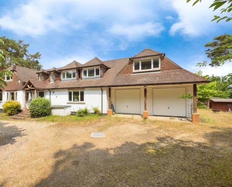 A Gracious Family Home in a Prestigious Semi-Rural Setting - Farnham, United Kingdom