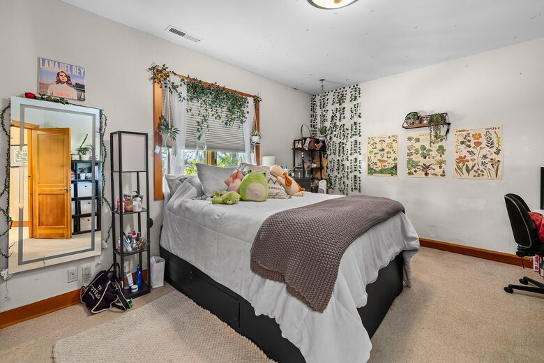 Bedroom with queen bed