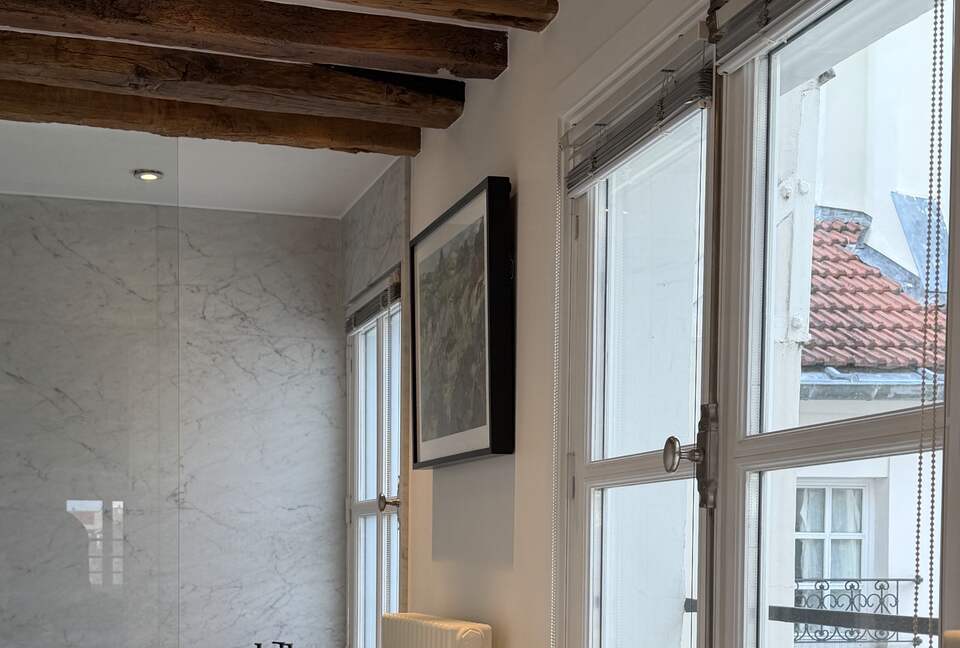 Elegant Seine-Side Loft in Historic Paris - Paris, France