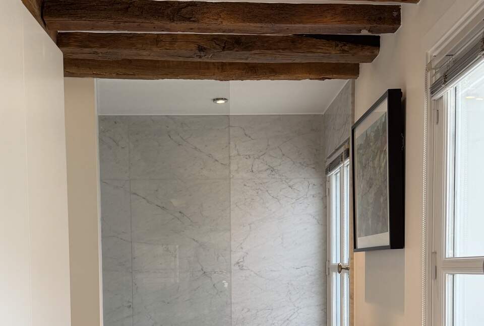 Elegant Seine-Side Loft in Historic Paris - Paris, France