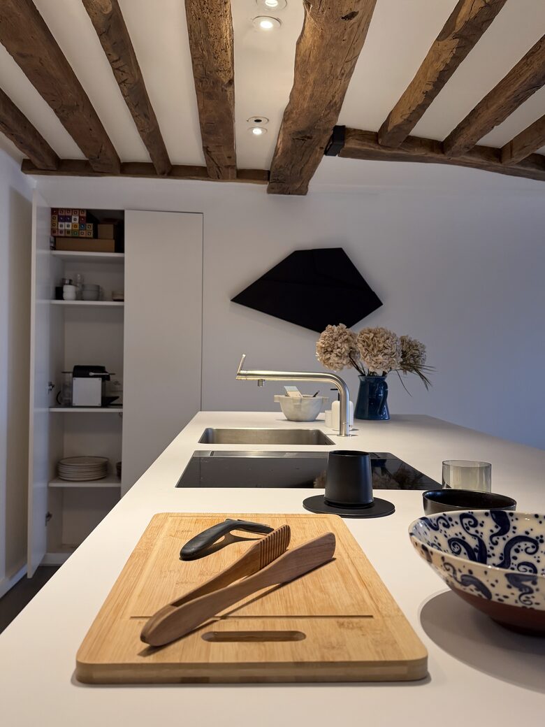 Elegant Seine-Side Loft in Historic Paris - Paris, France