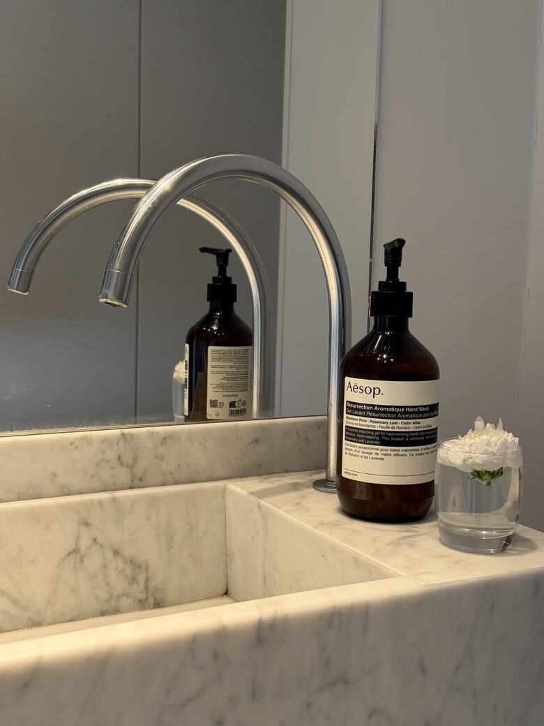 Elegant Seine-Side Loft in Historic Paris - Paris, France