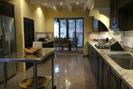 Terracotta Haven with Rooftop Fire Lounge & Courtyard Living - San Miguel de Allende, Mexico