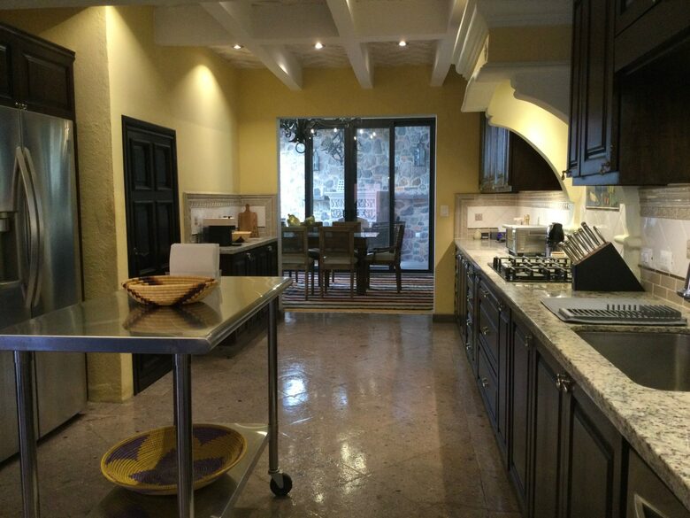 Terracotta Haven with Rooftop Fire Lounge & Courtyard Living - San Miguel de Allende, Mexico