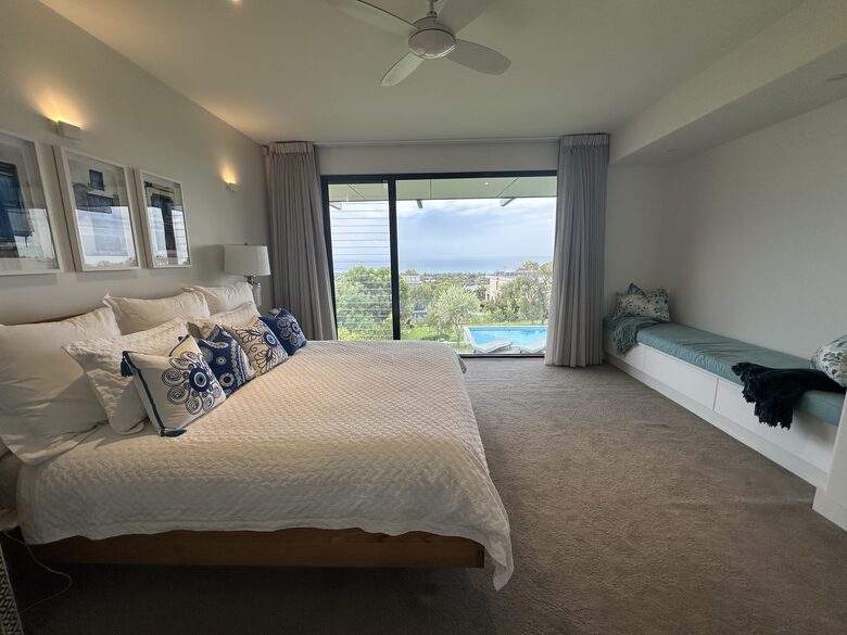 Modern beach house with 180 degrees bay views - Melbourne, Australia