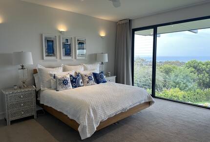 Modern beach house with 180 degrees bay views - Melbourne, Australia