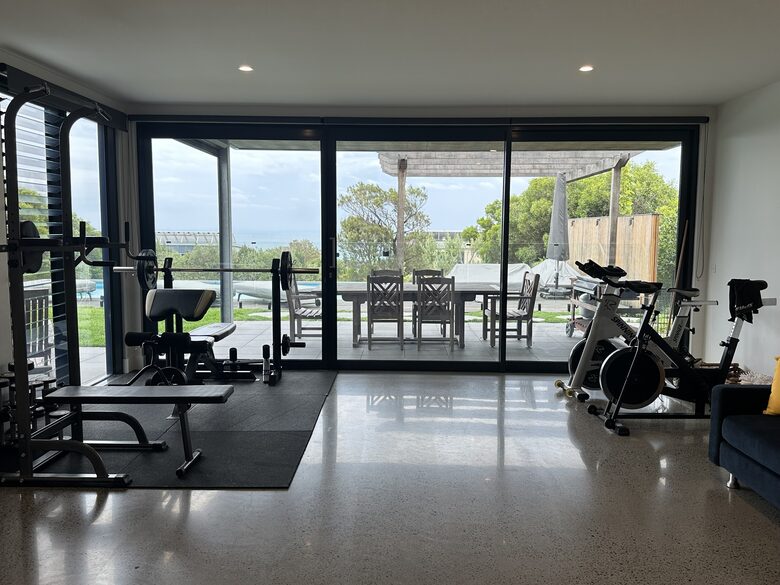 Modern beach house with 180 degrees bay views - Melbourne, Australia