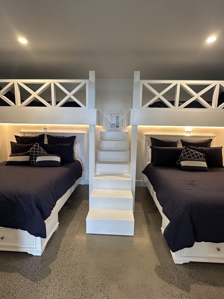 Modern beach house with 180 degrees bay views - Melbourne, Australia