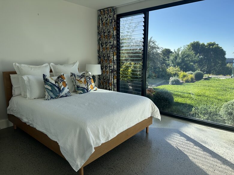 Modern beach house with 180 degrees bay views - Melbourne, Australia