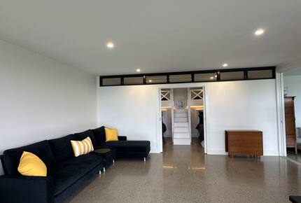 Modern beach house with 180 degrees bay views - Melbourne, Australia