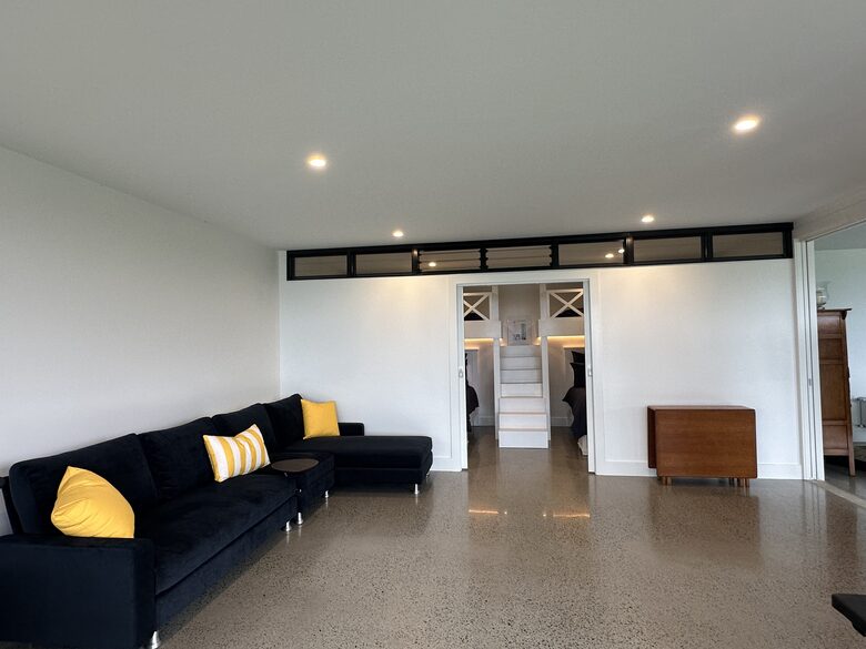 Modern beach house with 180 degrees bay views - Melbourne, Australia