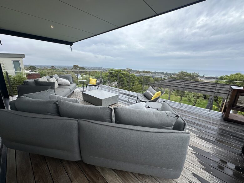 Modern beach house with 180 degrees bay views - Melbourne, Australia