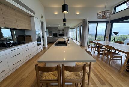 Modern beach house with 180 degrees bay views - Melbourne, Australia