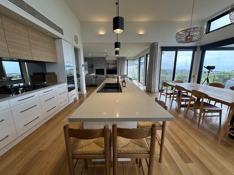 Modern beach house with 180 degrees bay views - Melbourne, Australia