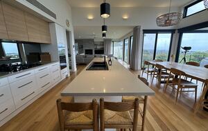 Modern beach house with 180 degree bay views - Melbourne, Australia