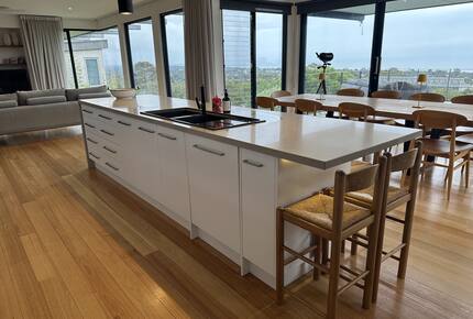 Modern beach house with 180 degrees bay views - Melbourne, Australia