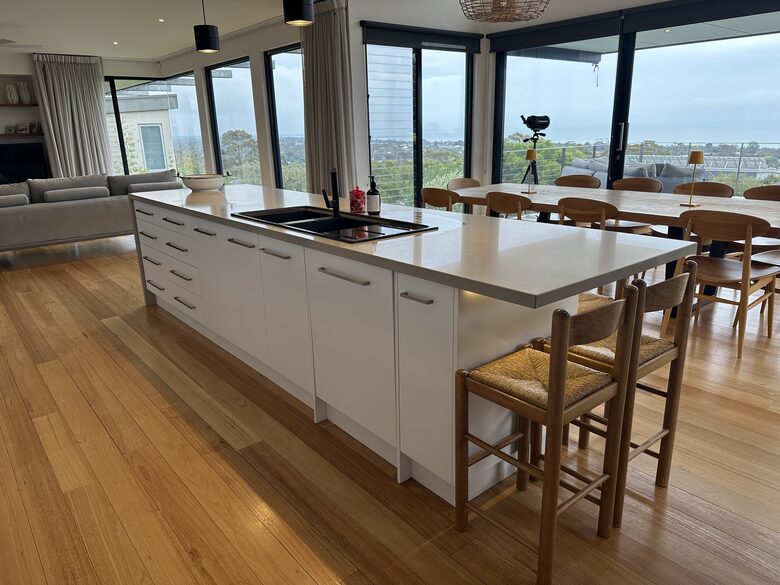 Modern beach house with 180 degrees bay views - Melbourne, Australia