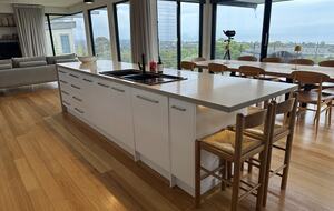 Modern beach house with 180 degree bay views - Melbourne, Australia