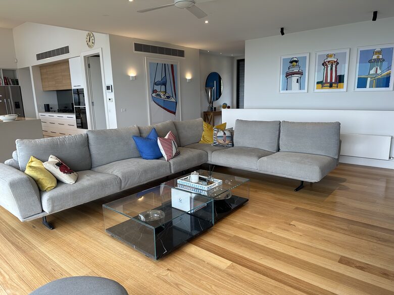 Modern beach house with 180 degrees bay views - Melbourne, Australia