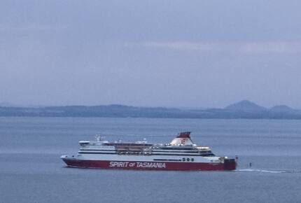 Modern beach house with 180 degrees bay views - Melbourne, Australia