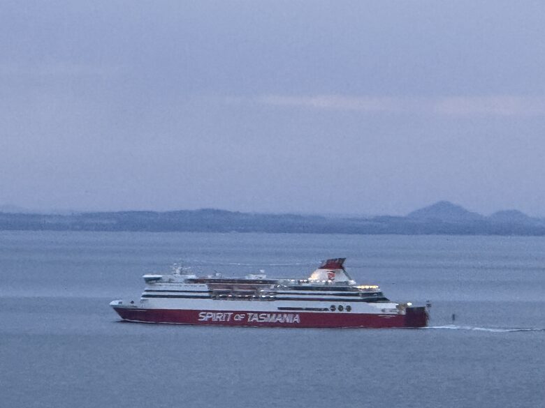 Modern beach house with 180 degrees bay views - Melbourne, Australia