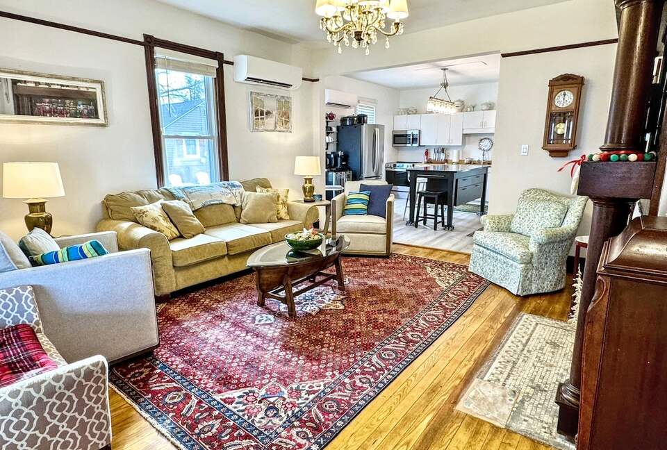 Updated Waterfront Victorian 4BR, 7 Bed- The Pearl - Colonial Beach, Virginia