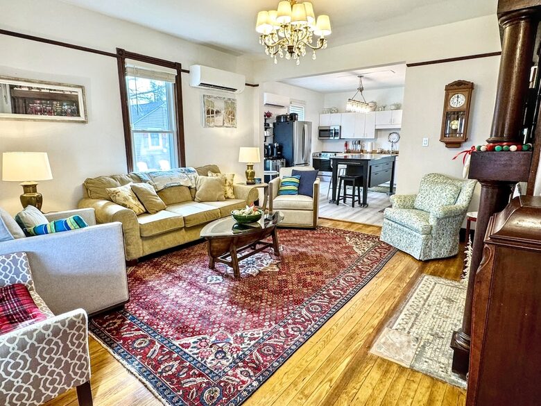 Updated Waterfront Victorian 4BR, 7 Bed- The Pearl - Colonial Beach, Virginia