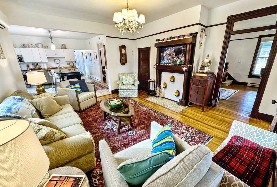 Updated Waterfront Victorian 4BR, 7 Bed- The Pearl - Colonial Beach, Virginia