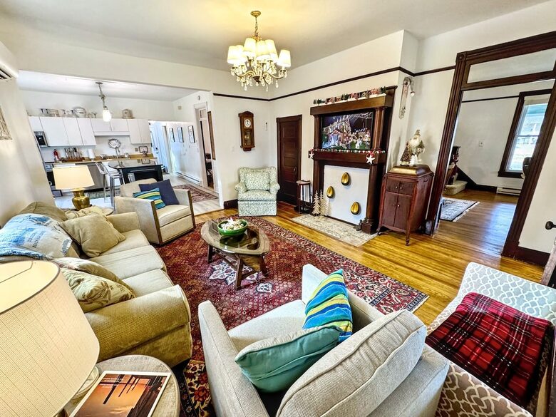 Updated Waterfront Victorian 4BR, 7 Bed- The Pearl - Colonial Beach, Virginia