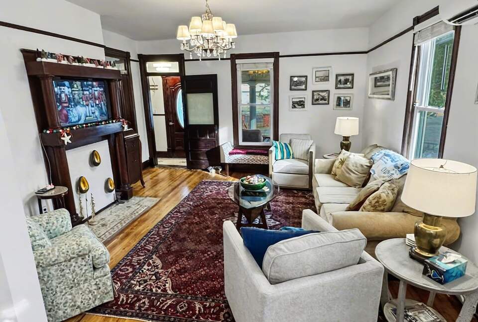 Updated Waterfront Victorian 4BR, 7 Bed- The Pearl - Colonial Beach, Virginia