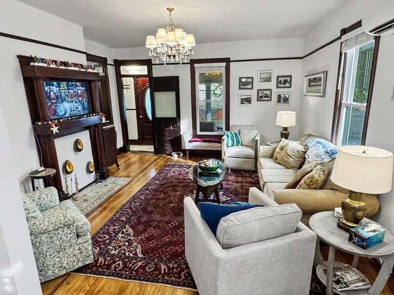 Updated Waterfront Victorian 4BR, 7 Bed- The Pearl - Colonial Beach, Virginia