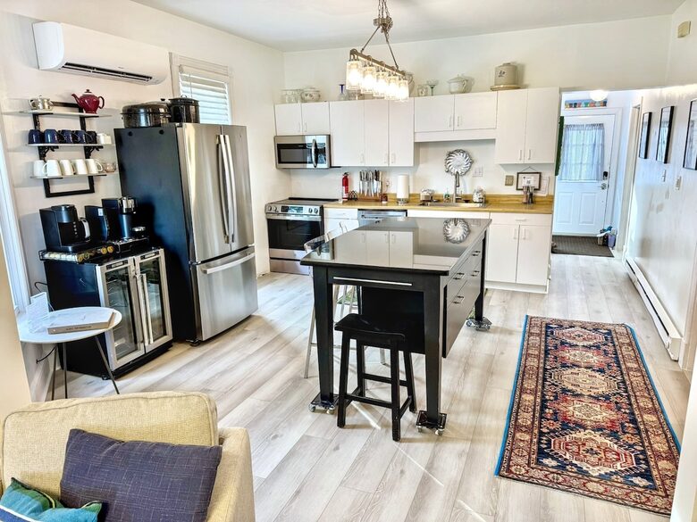 Updated Waterfront Victorian 4BR, 7 Bed- The Pearl - Colonial Beach, Virginia